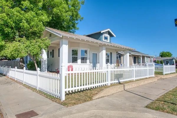 $494,900 | 1601 19th Avenue, Kingsburg, CA 93631