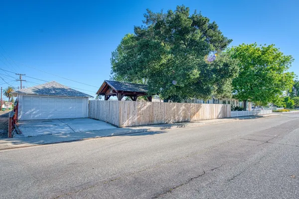 $494,900 | 1601 19th Avenue, Kingsburg, CA 93631