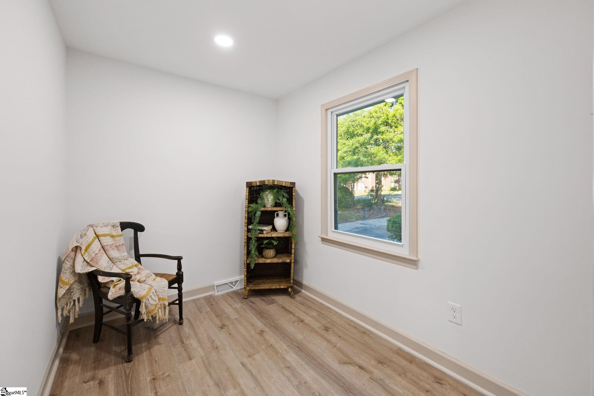 406 Rollingreen Road Greenville, SC 29615 - Photo 7 of 42 Gallery Image 7