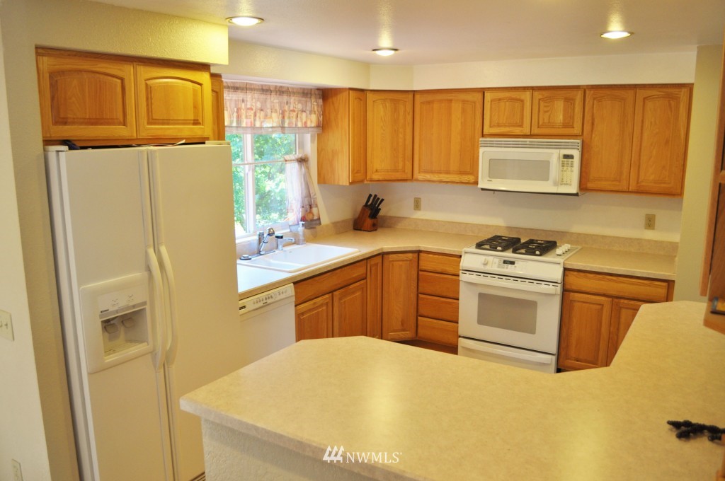 10107 Northeast 204th Street Bothell, WA 98011 - Photo 4 of 19