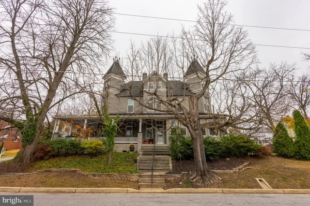 a view of entryway and hall