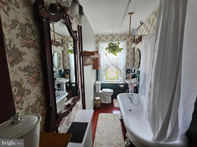 a view of a livingroom with furniture