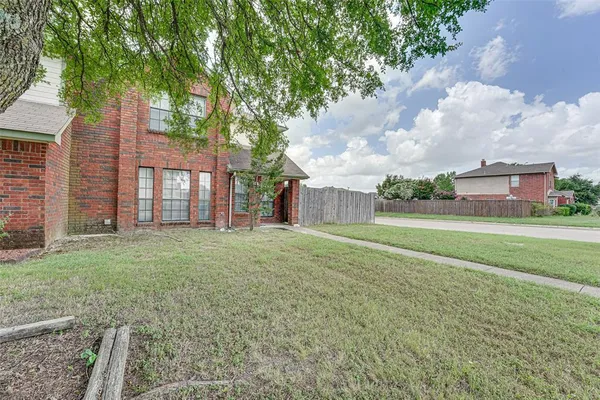 a view of a house with a backyard