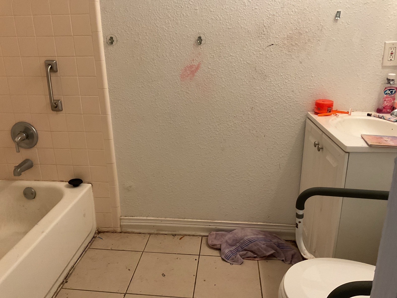 5839 Pershing Street Houston, TX 77033 - Photo 3 of 6 a bathroom with a sink toilet and shower