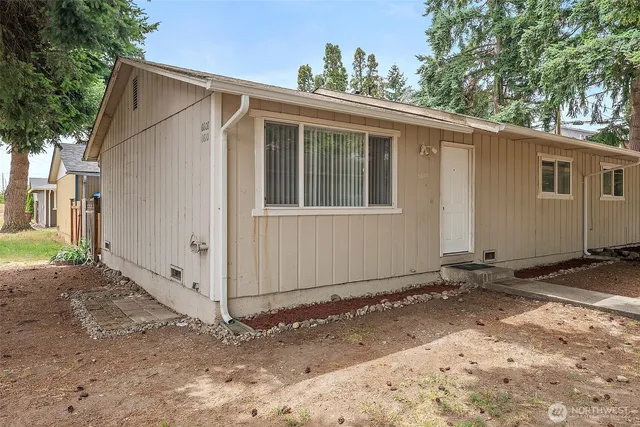a view of a house with a yard