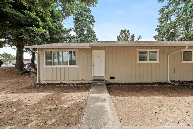 a view of a house with a yard