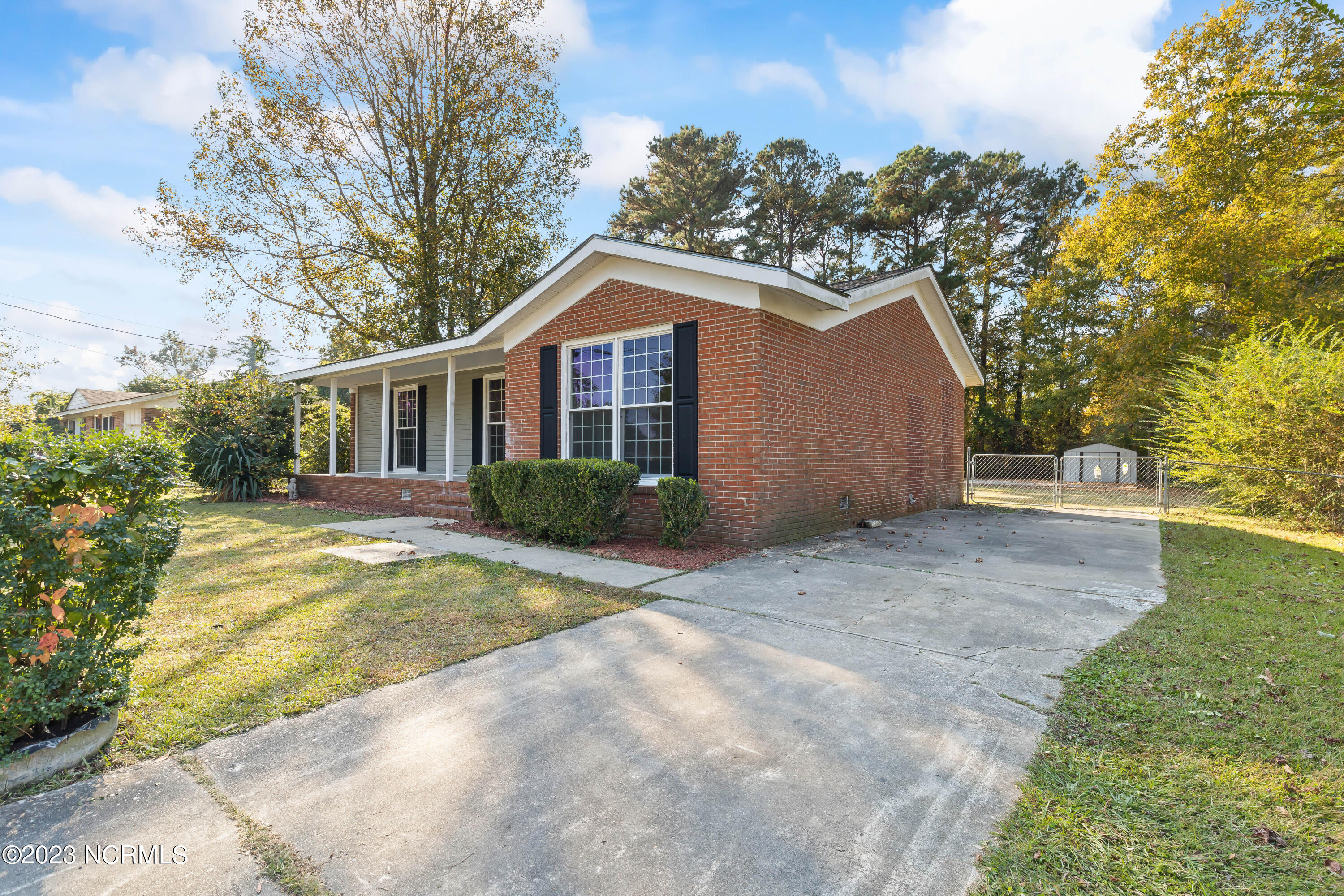 27 Victoria Road Jacksonville, NC 28546 - Photo 2 of 32 3