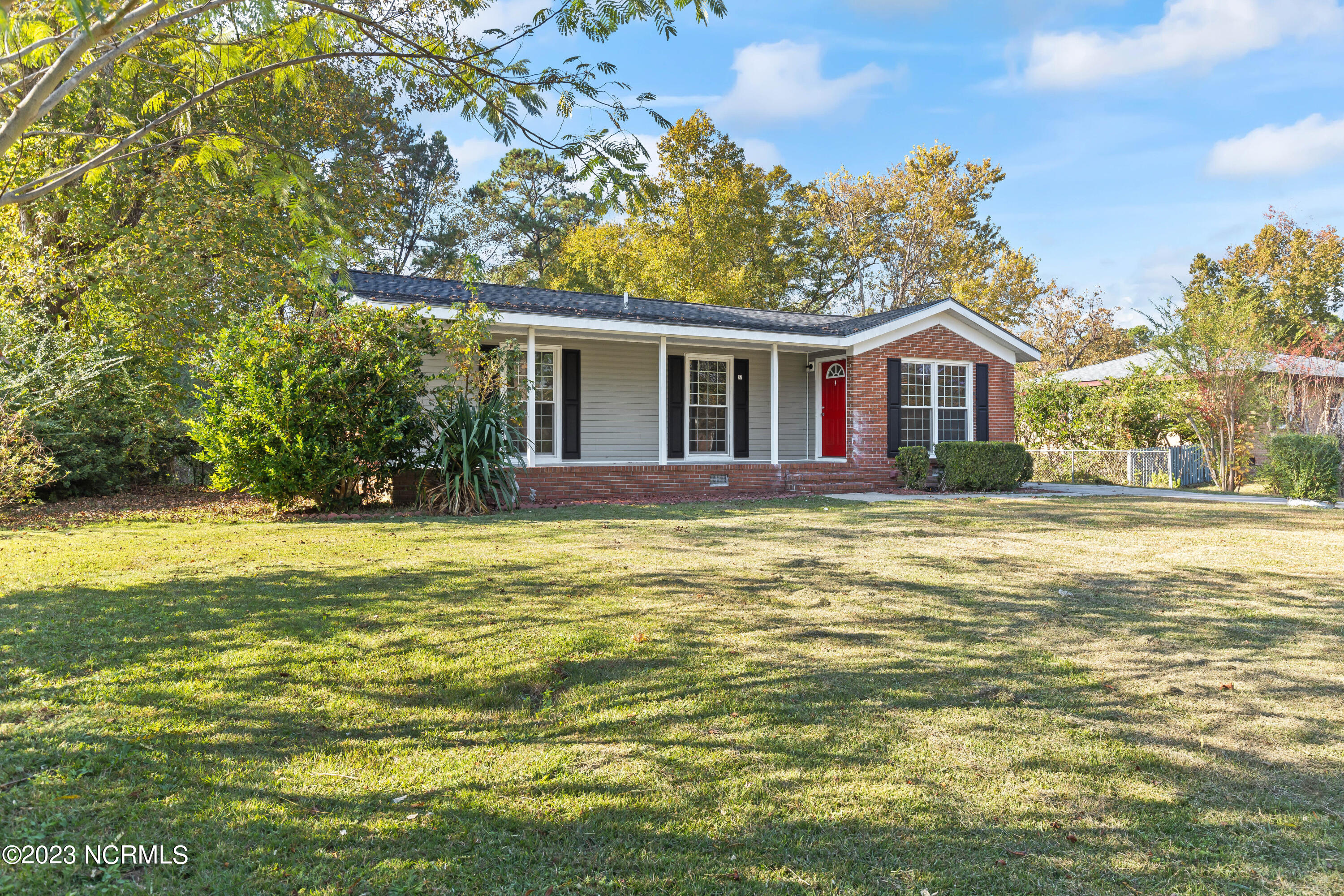 27 Victoria Road Jacksonville, NC 28546 - Photo 3 of 32 2