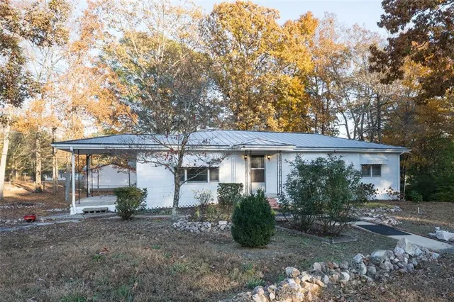 a view of a house with backyard and garden