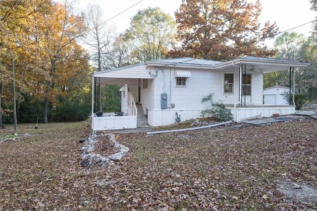 a view of a house with backyard and garden