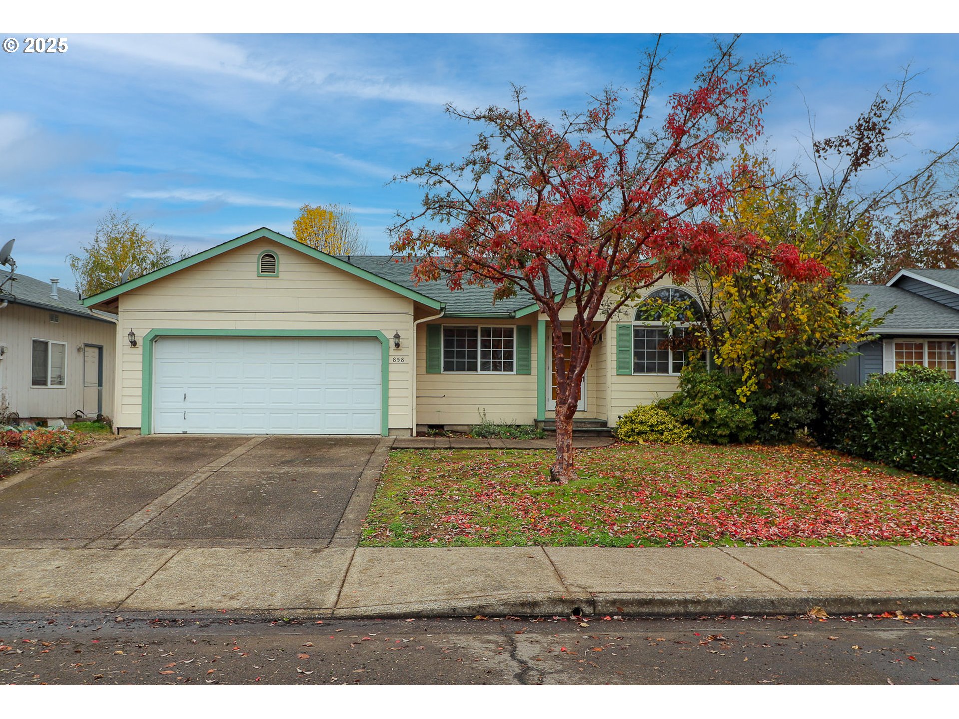 858 South 46th Street Springfield, OR 97478 - Photo 1 of 33 front view of a house