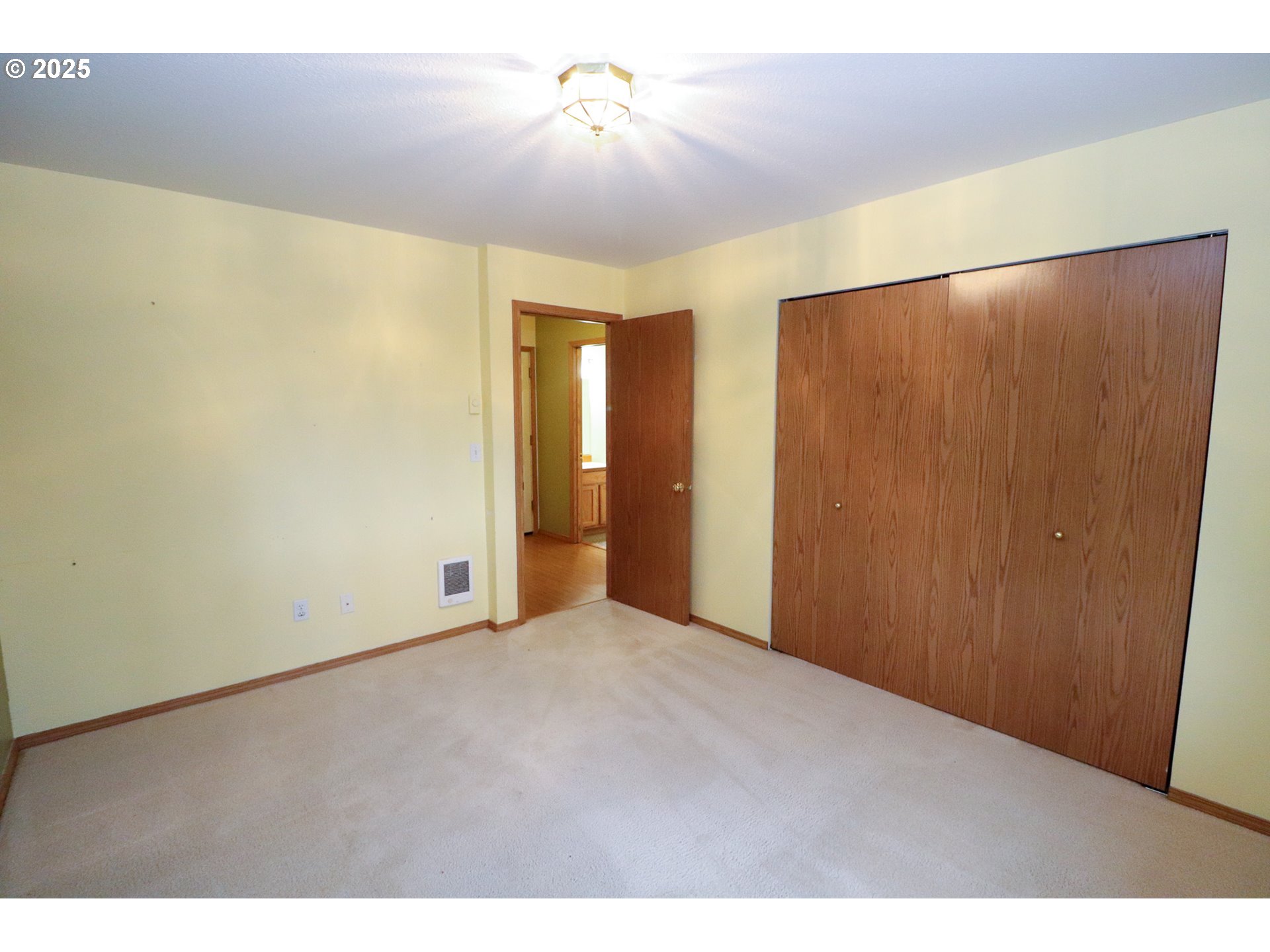 858 South 46th Street Springfield, OR 97478 - Photo 25 of 33 a view of empty room with a ceiling fan