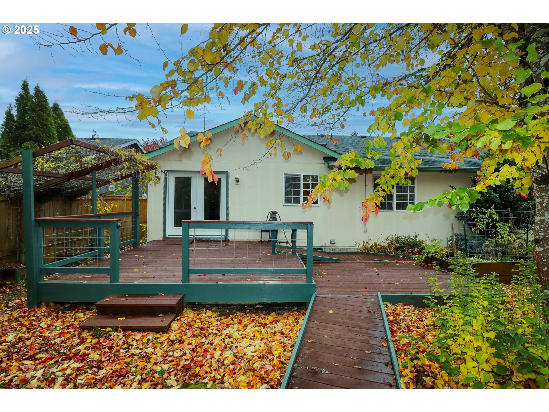 858 South 46th Street Springfield, OR 97478 - Photo 29 of 33 a front view of a house with garden