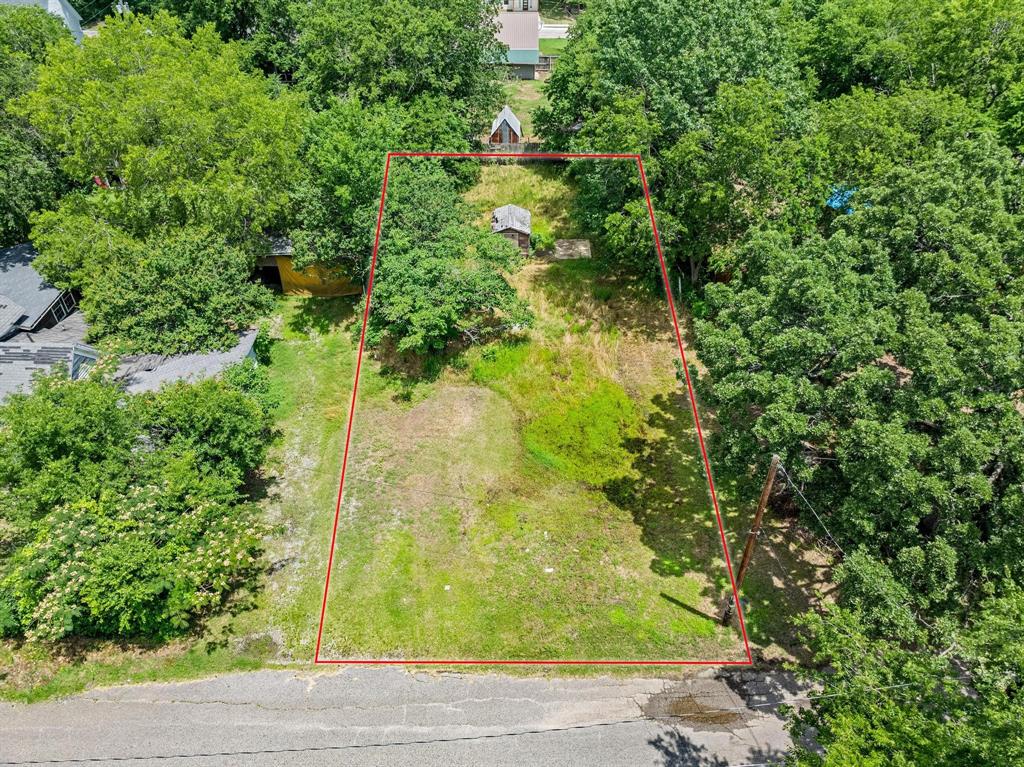 518 South 3rd Street Bonham, TX 75418 - Photo 15 of 19 a view of a yard with plants