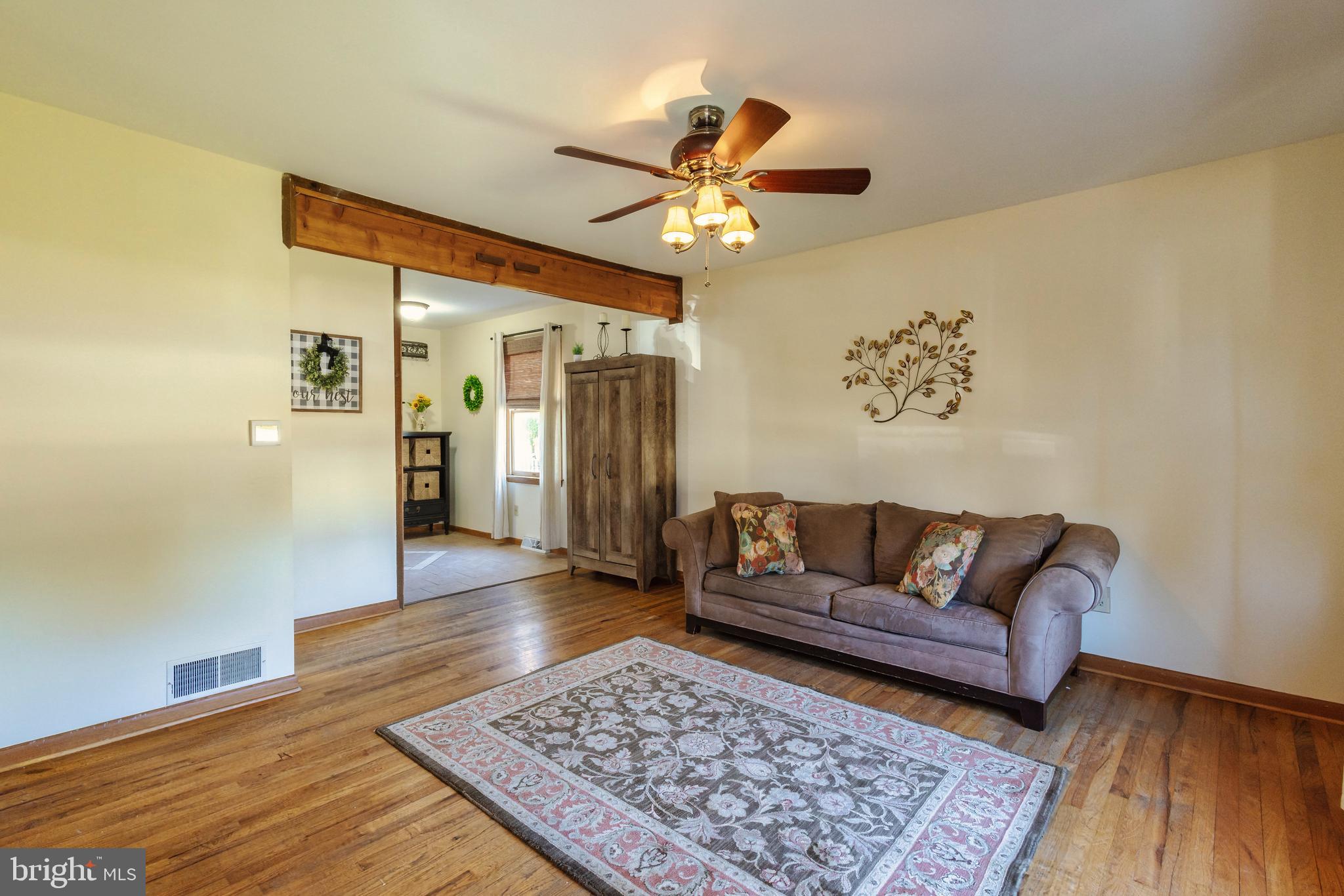 87 Kansas Road Pennsville, NJ 08070 - Photo 5 of 28 living room