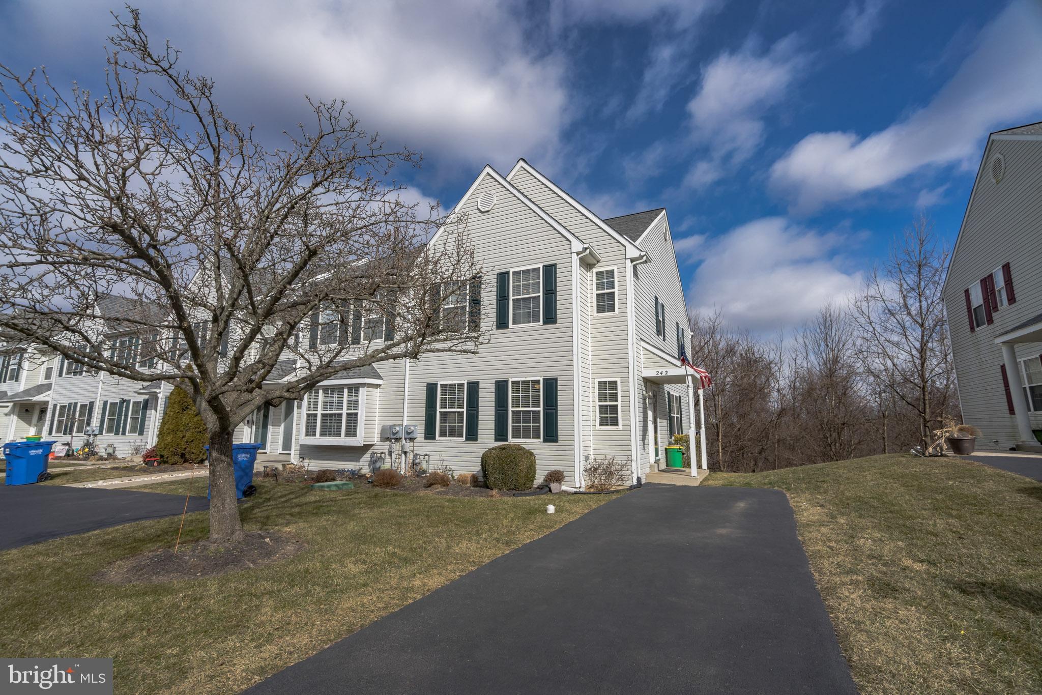 242 Springvalley Way Aston, PA 19014 - Photo 1 of 19 Gallery Image 1