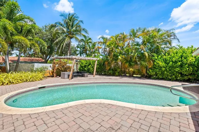 a view of a backyard