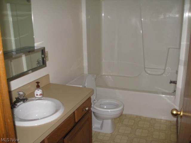 11097 West Pleasant Valley Road Parma, OH 44130 - Photo 14 of 25 2nd floor bath
