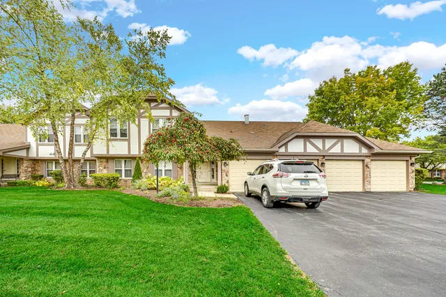 $2,375 | 1257 North Streamwood Lane, Unit 325, Vernon Hills, IL 60061