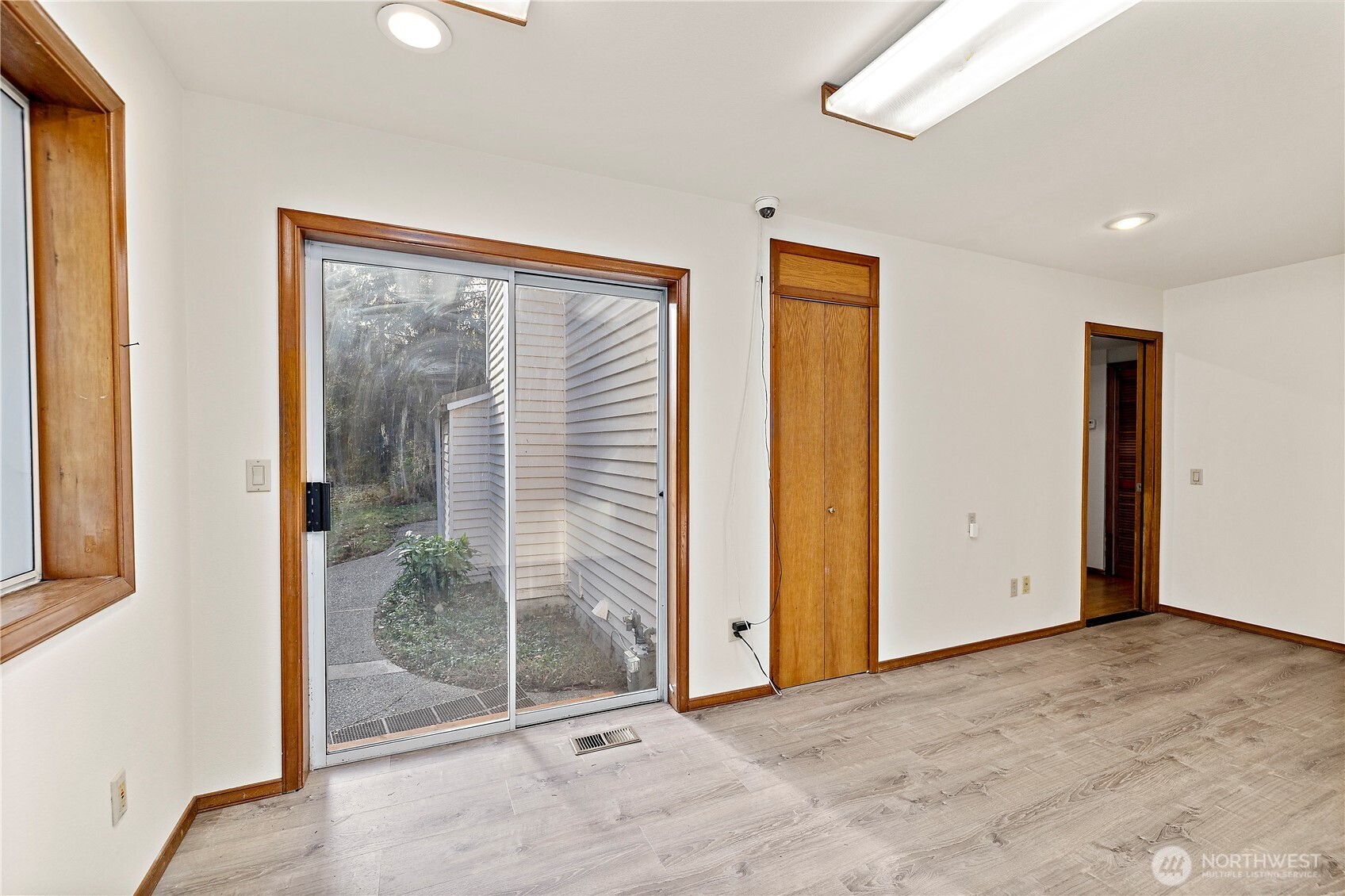 18721 Northeast 133rd Street Redmond, WA 98052 - Photo 25 of 39 an empty room with windows