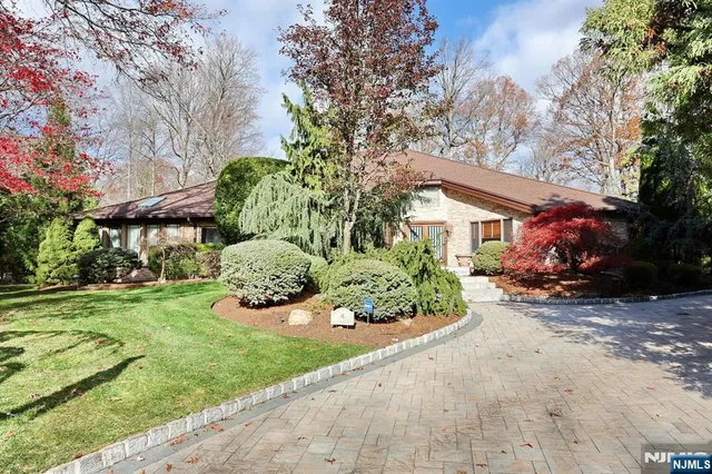 $1,750,000 | 4 Summertree Way, Montvale, NJ 07645