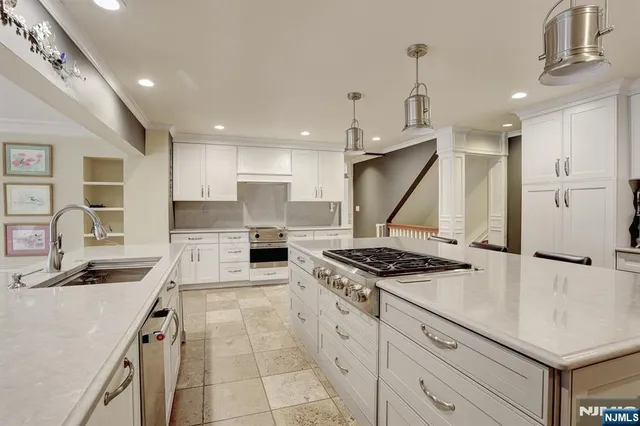 $1,750,000 | 4 Summertree Way, Montvale, NJ 07645