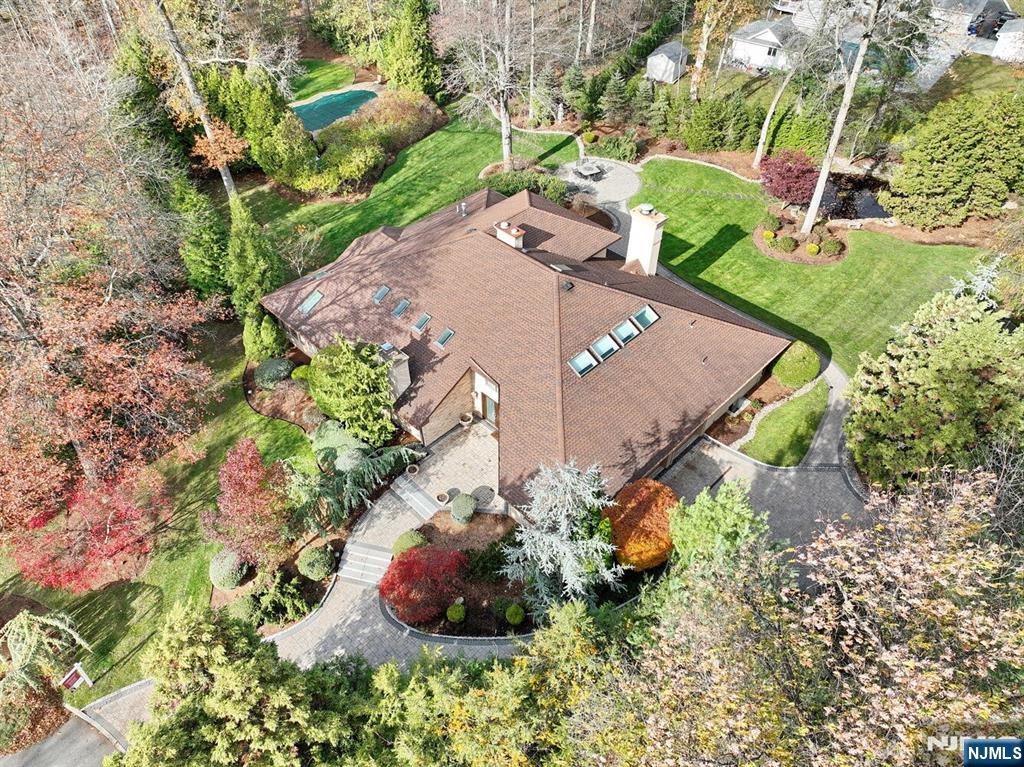 4 Summertree Way Montvale, NJ 07645 - Photo 47 of 50 a view of a garden with plants