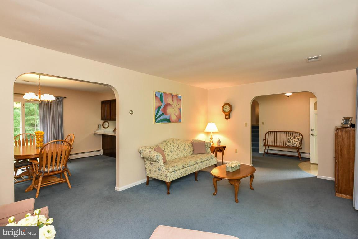 7107 Riley Road Warrenton, VA 20187 - Photo 15 of 29 Living Room