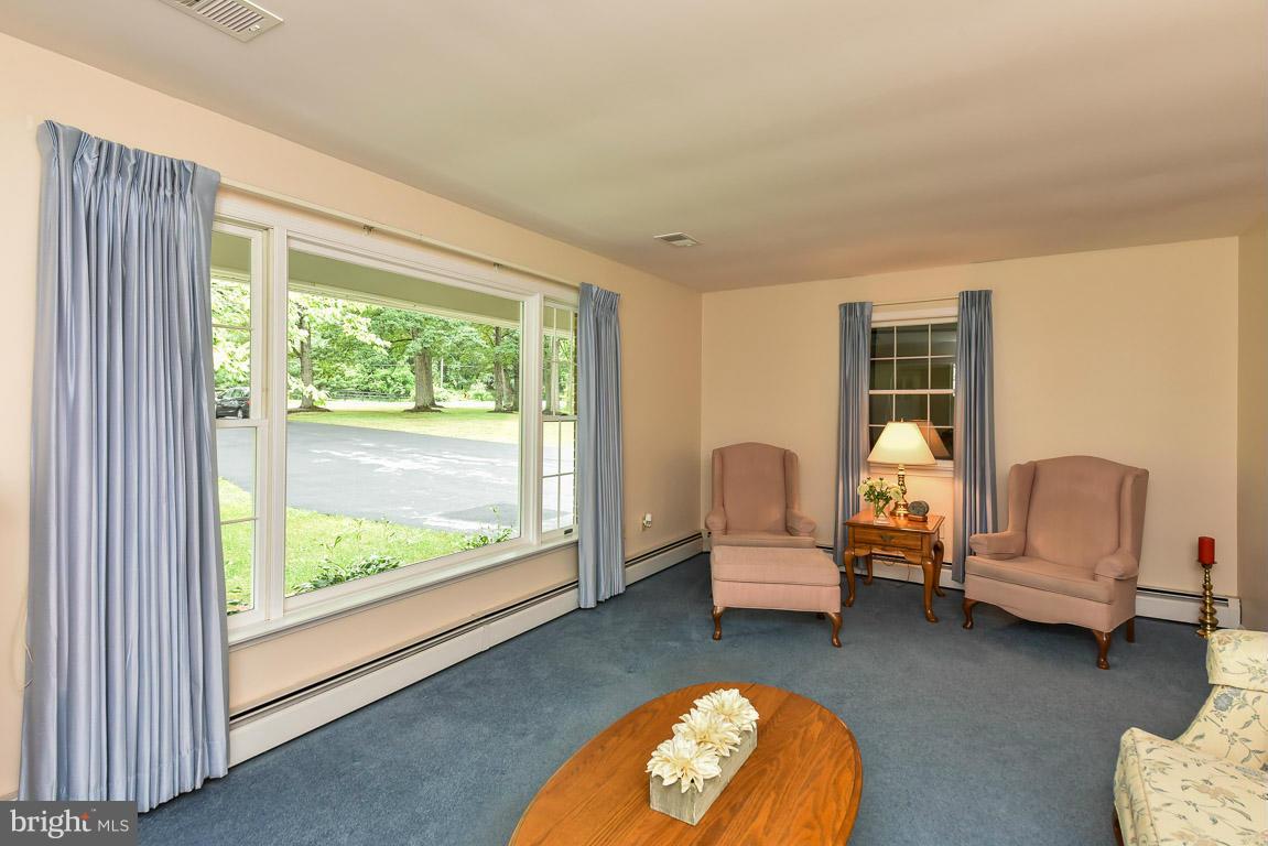 7107 Riley Road Warrenton, VA 20187 - Photo 16 of 29 Living Room