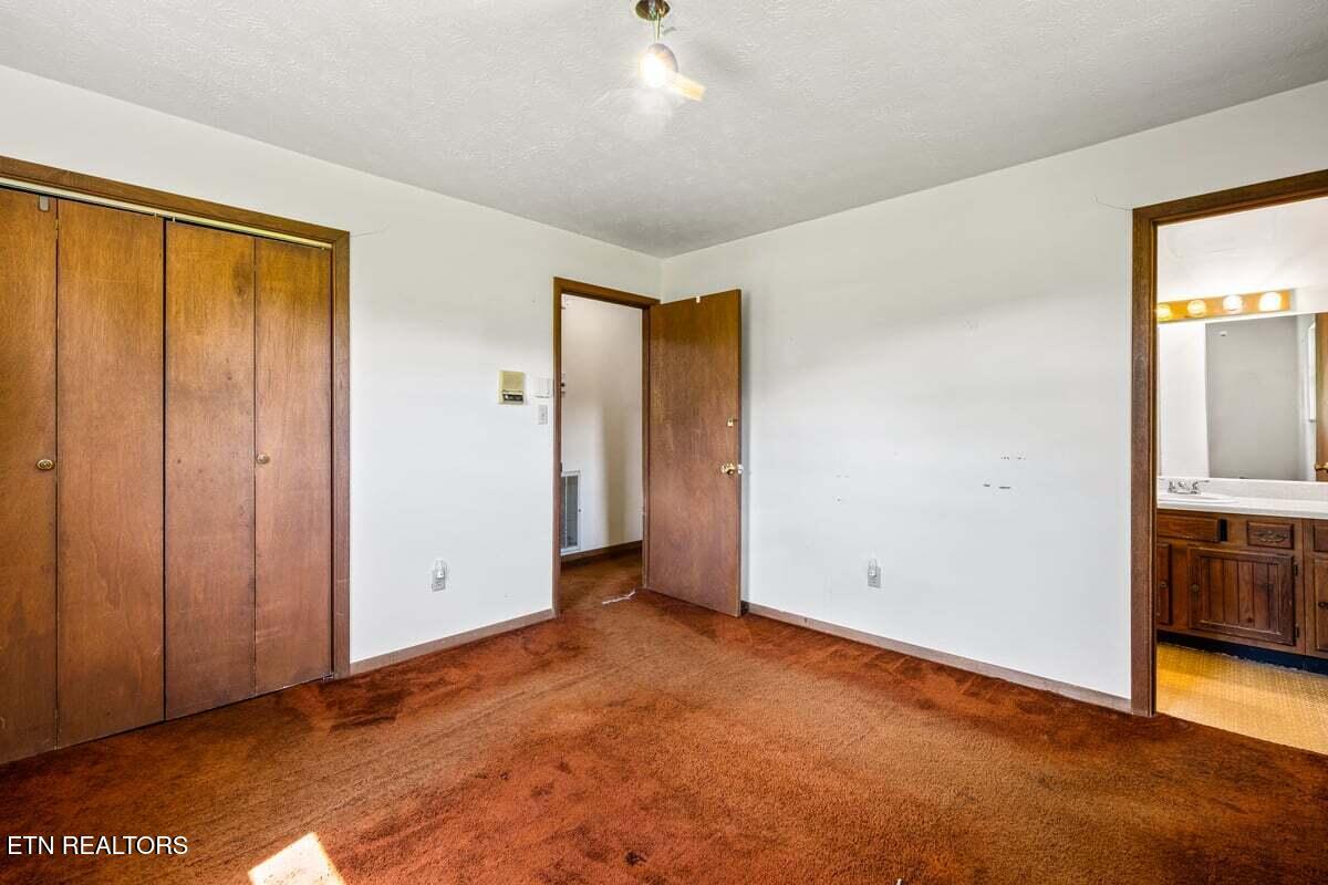 118 Big Valley Road Andersonville, TN 37705 - Photo 25 of 47 Primary w/Ensuite bathroom