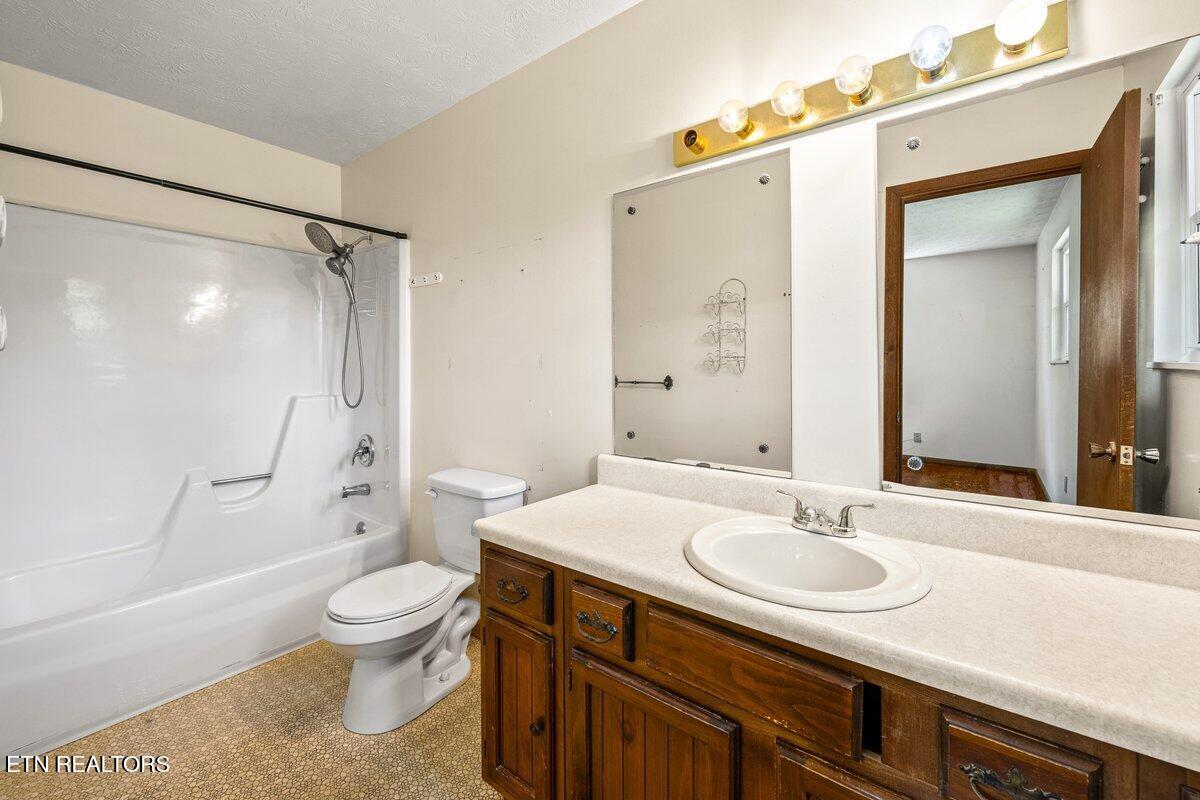 118 Big Valley Road Andersonville, TN 37705 - Photo 29 of 47 Primary bathroom