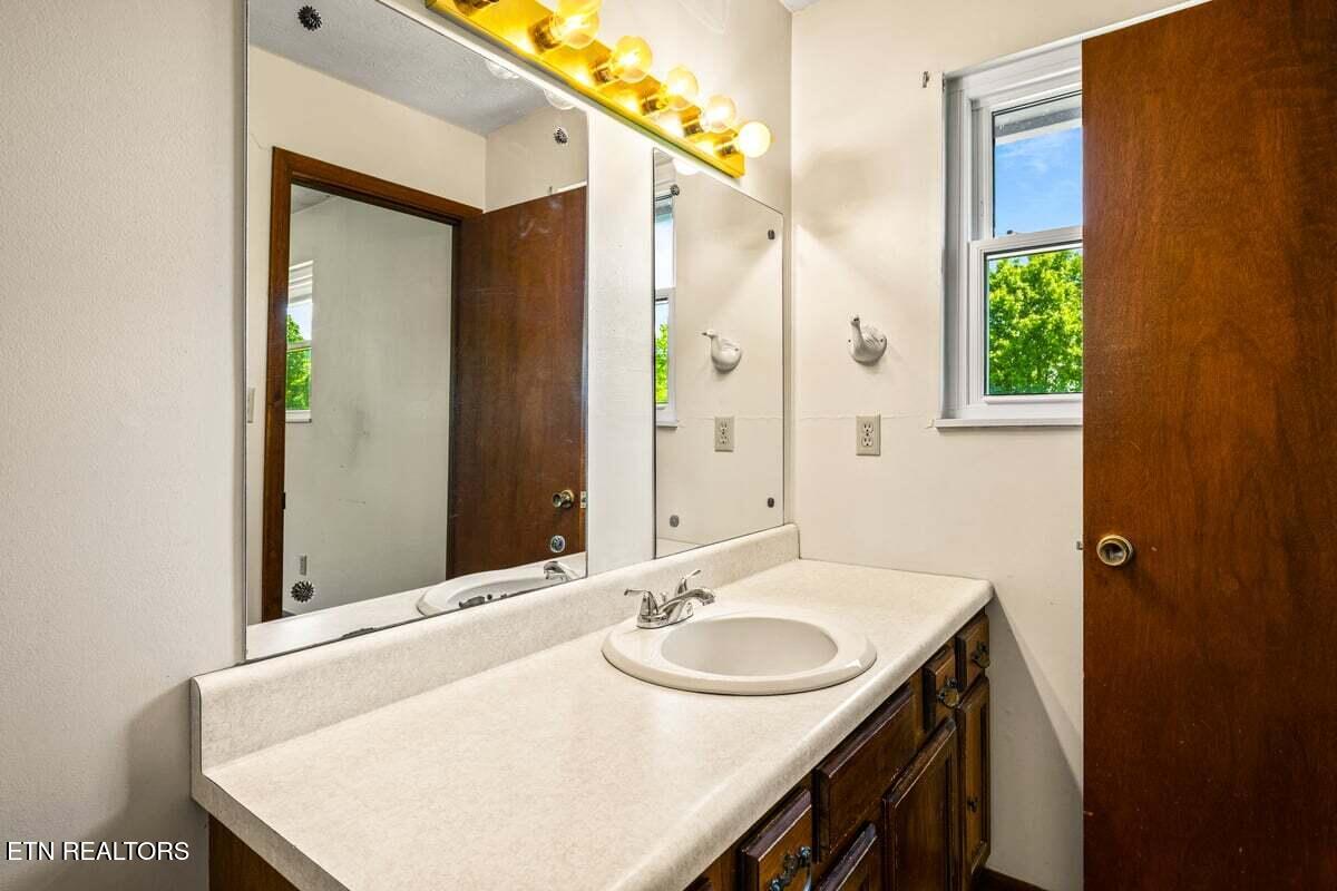 118 Big Valley Road Andersonville, TN 37705 - Photo 31 of 47 Primary bathroom