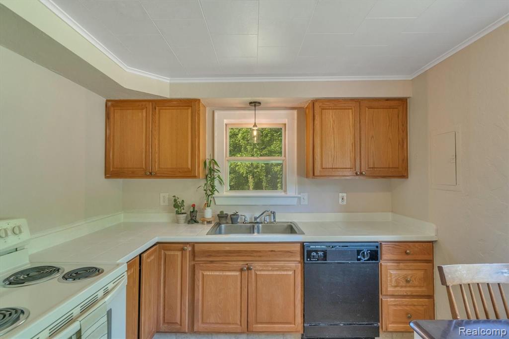 818 State Road Fenton, MI 48430 - Photo 11 of 27