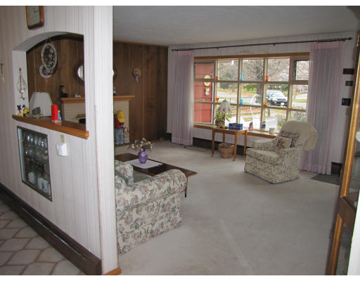 16 Lyndale Road Worcester, MA 01606 - Photo 6 of 10 a living room with furniture and a large window