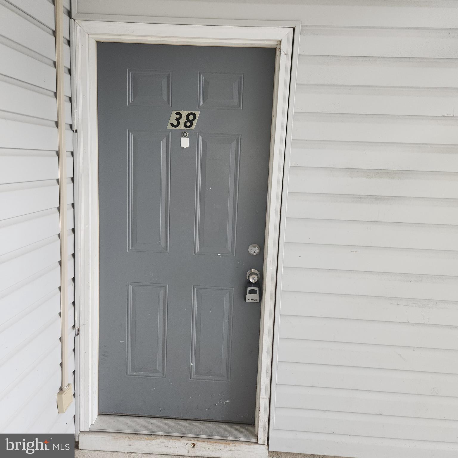 38 Holly Court Hamilton, NJ 08619 - Photo 2 of 19