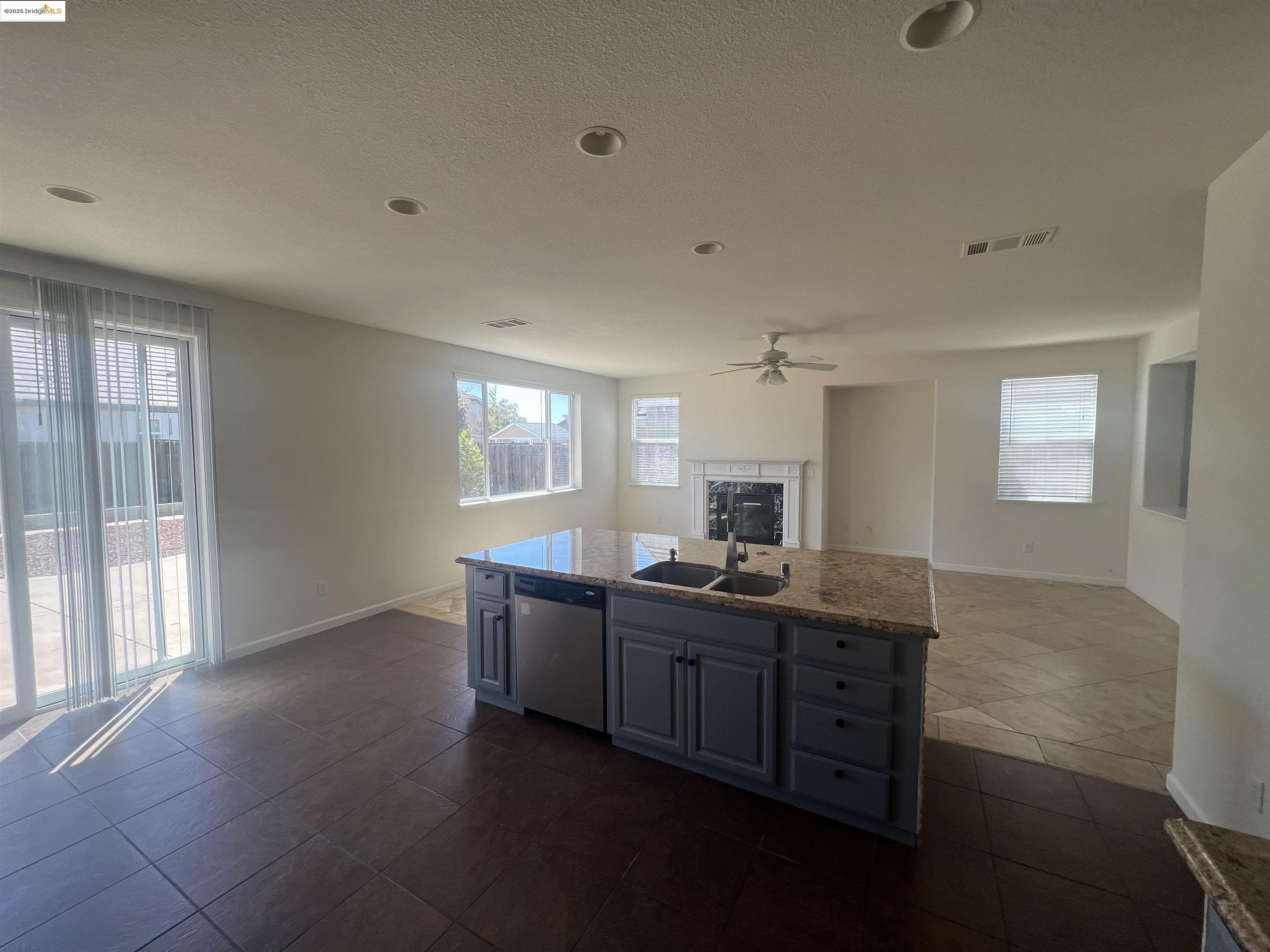 74 Vella Circle Oakley, CA 94561 - Photo 2 of 15 a room with two chair and a window