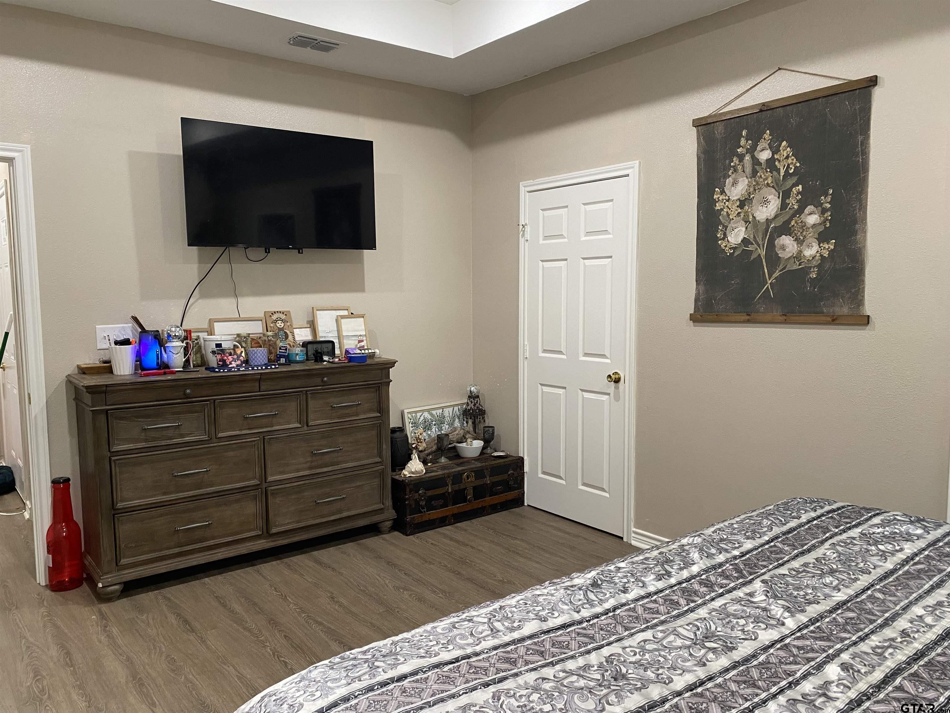 14965 Turtle Crk Rnch Road Flint, TX 75762 - Photo 11 of 22 a bedroom with a bed and flat screen tv