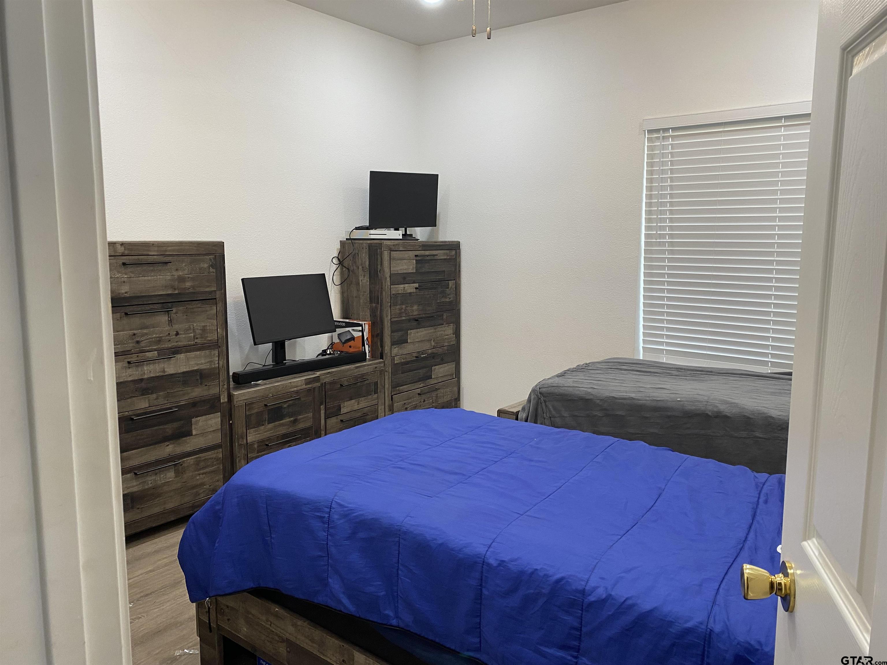 14965 Turtle Crk Rnch Road Flint, TX 75762 - Photo 21 of 22 a bedroom with a bed and a television