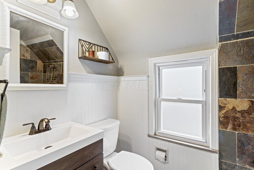 307 Demorest Road Columbus, OH 43204 - Photo 22 of 28 2nd Floor Full Bath