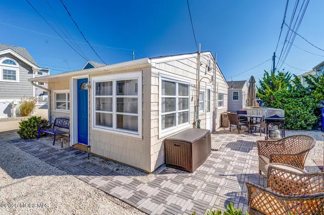 a view of a house with backyard and sitting area