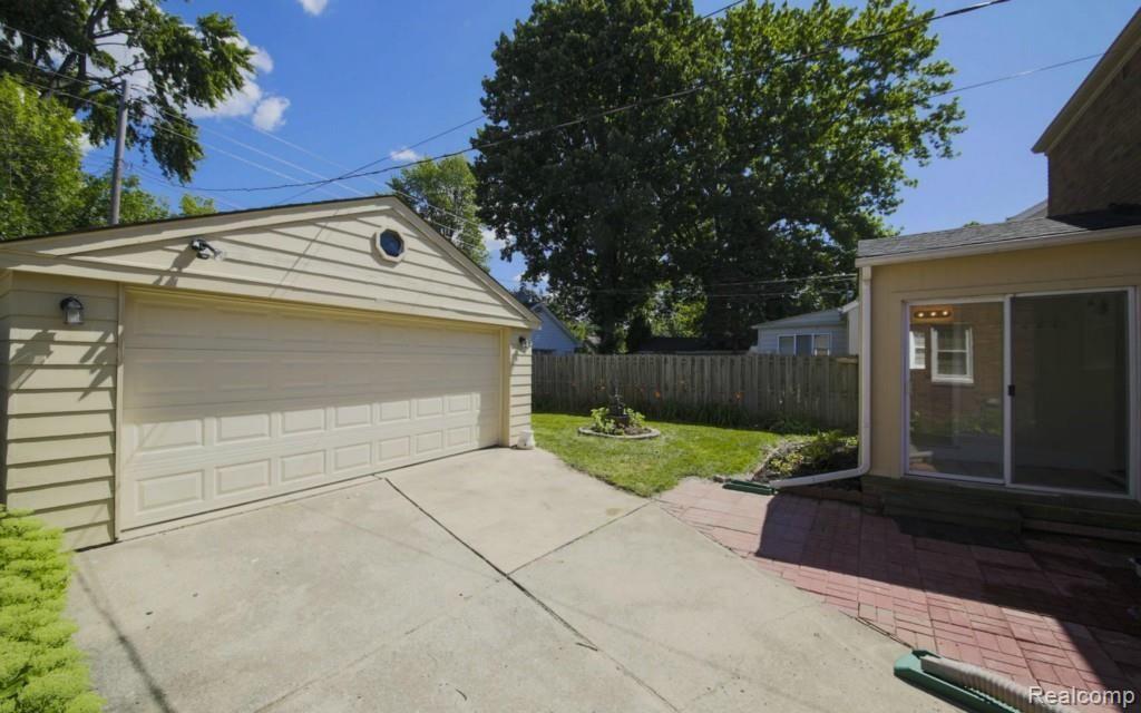1760 Roslyn Road Grosse Pointe, MI 48236 - Photo 22 of 23 21-photo-web-1680x1050-278159.jpg