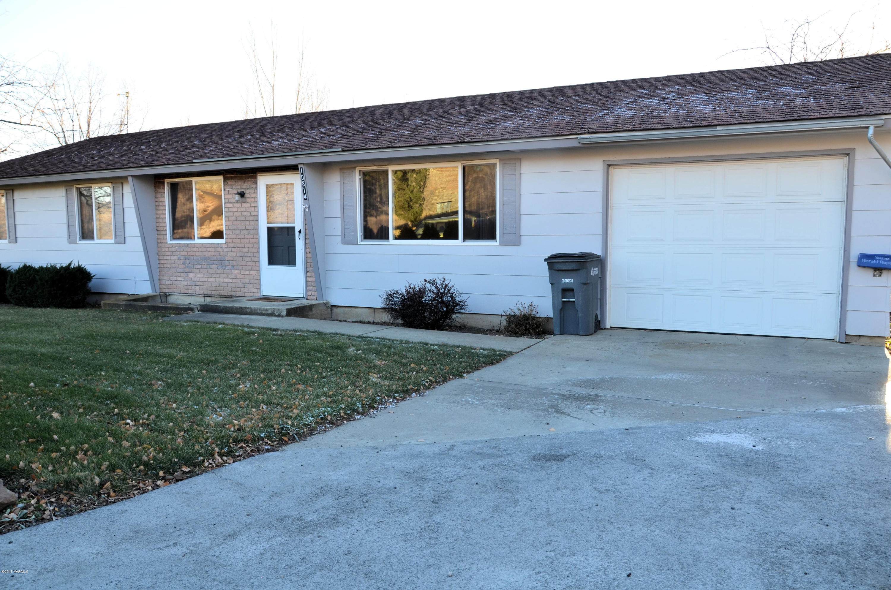 10814 Summitview Road Yakima, WA 98908 - Photo 1 of 16 a front view of house with yard