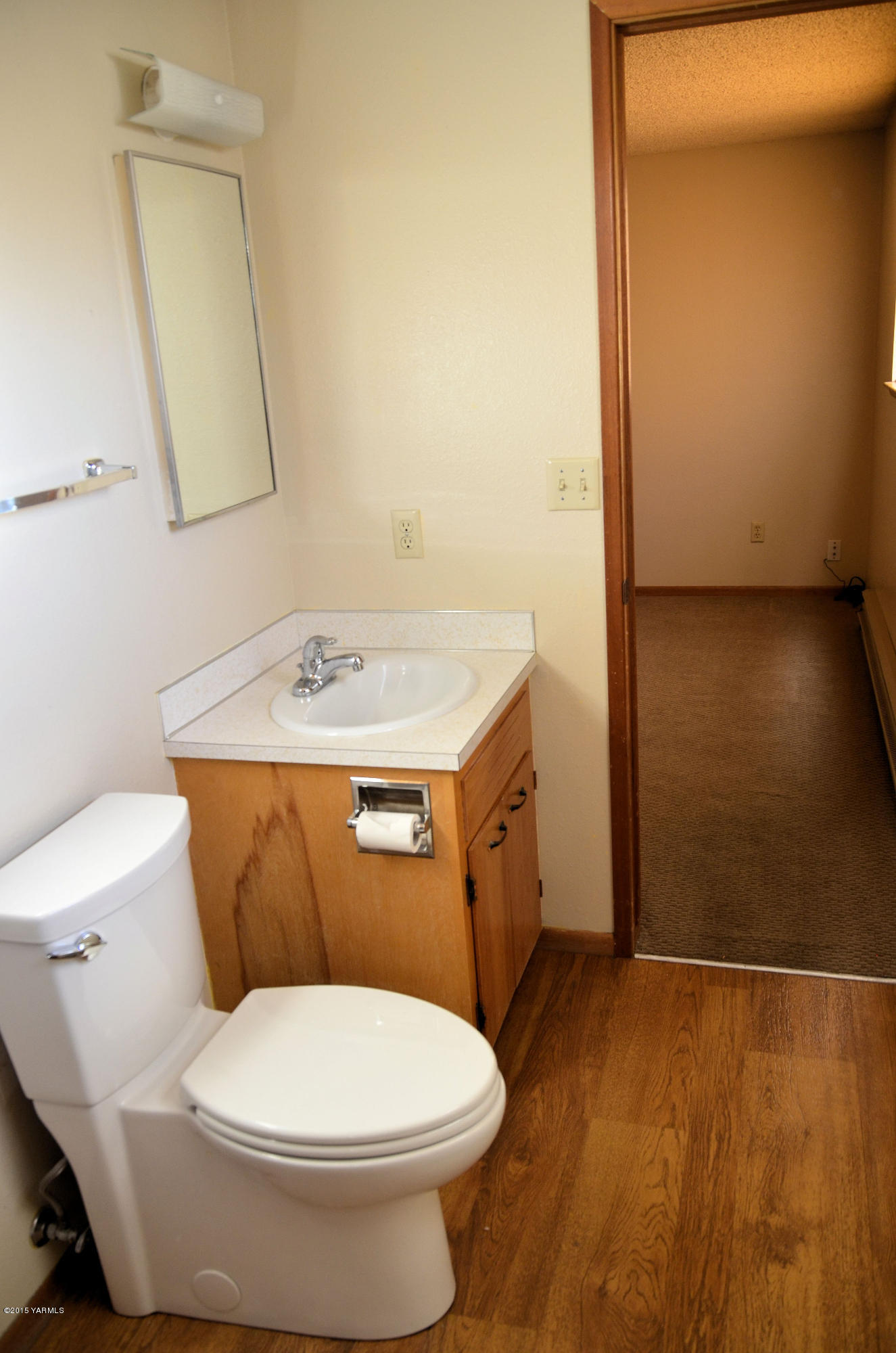 10814 Summitview Road Yakima, WA 98908 - Photo 13 of 16 a bathroom with a toilet a sink and mirror