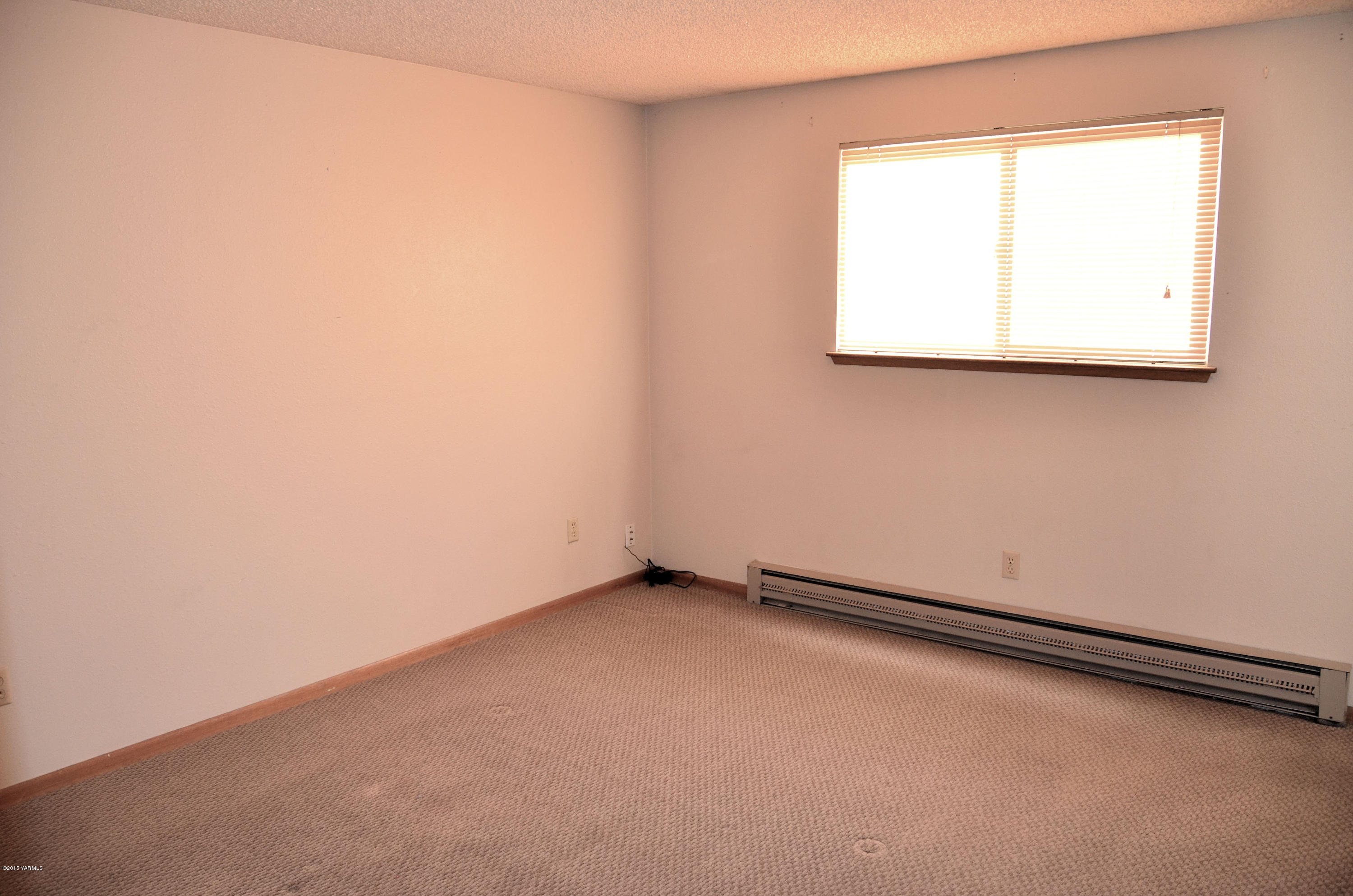 10814 Summitview Road Yakima, WA 98908 - Photo 15 of 16 an empty room with a window