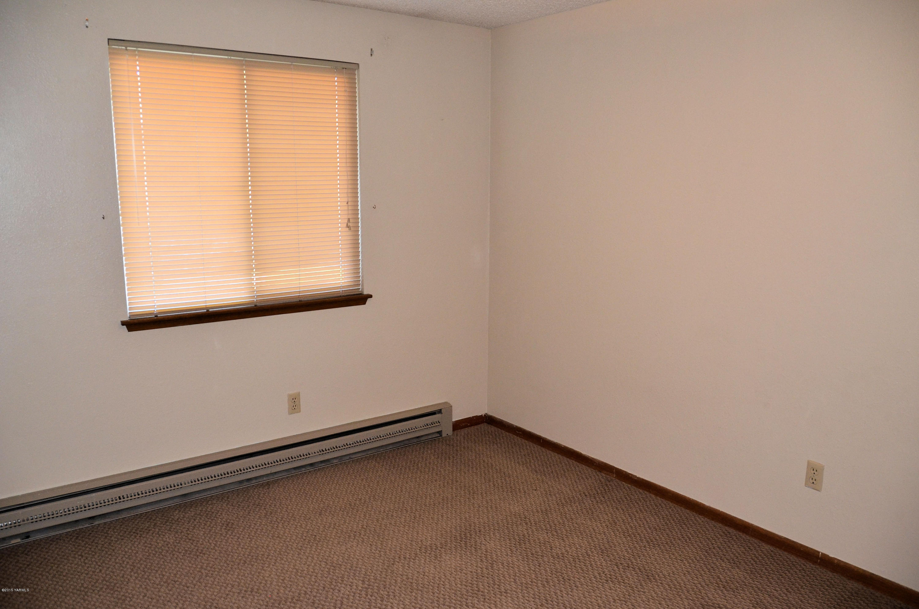 10814 Summitview Road Yakima, WA 98908 - Photo 16 of 16 an empty room with a window