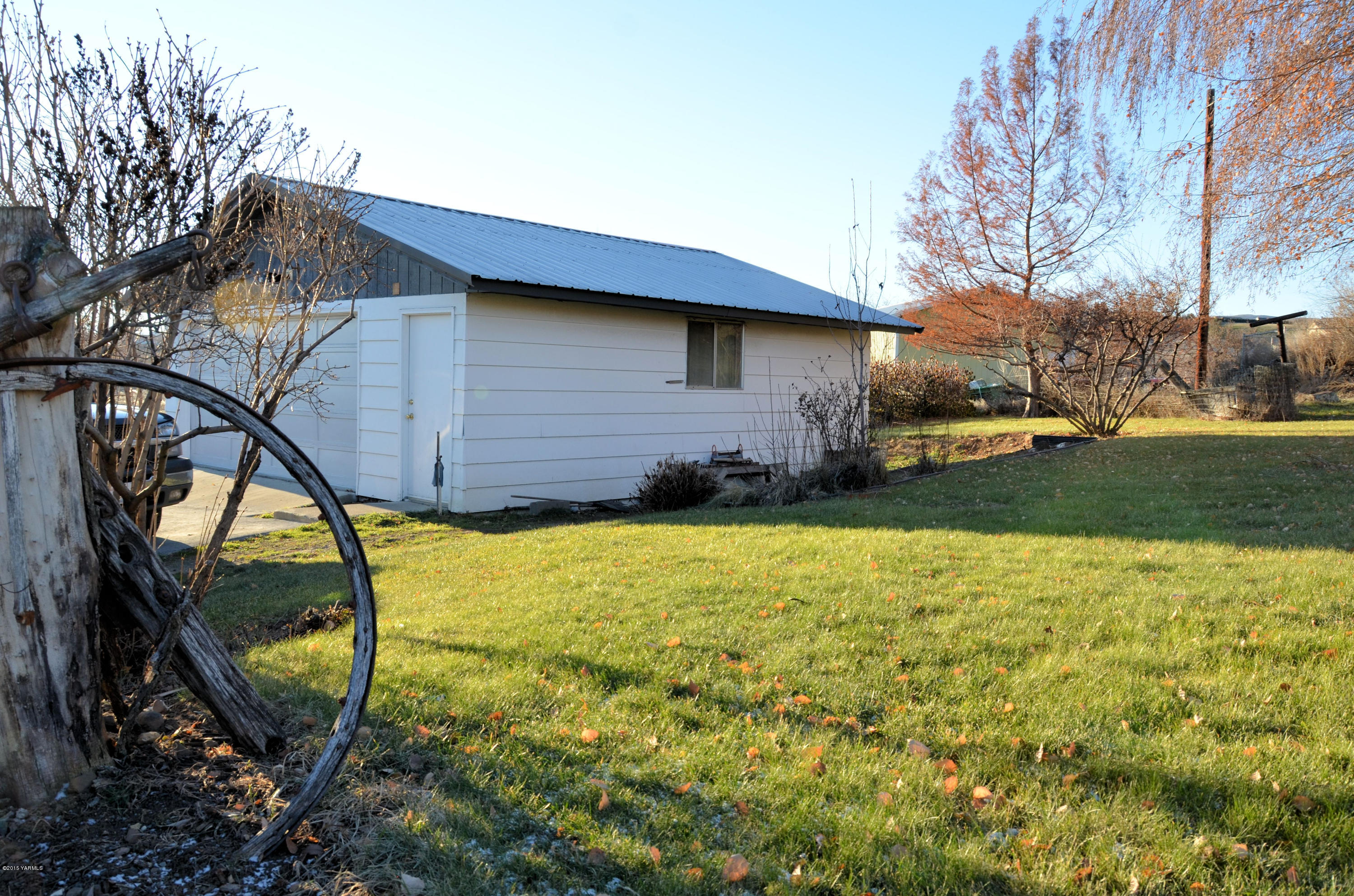 10814 Summitview Road Yakima, WA 98908 - Photo 3 of 16 a backyard of a house with lots of green space