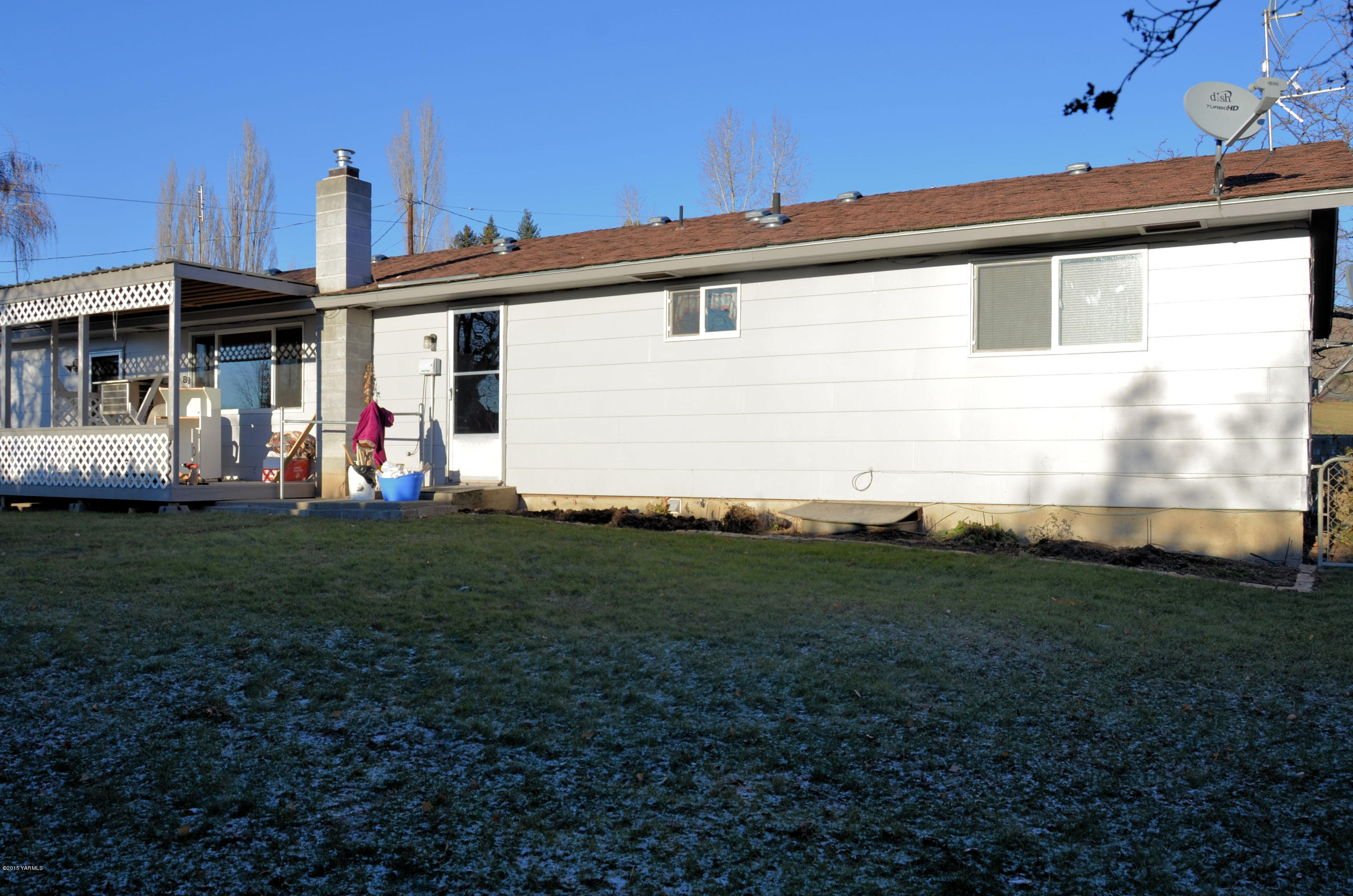 10814 Summitview Road Yakima, WA 98908 - Photo 5 of 16 a front view of a house with garden
