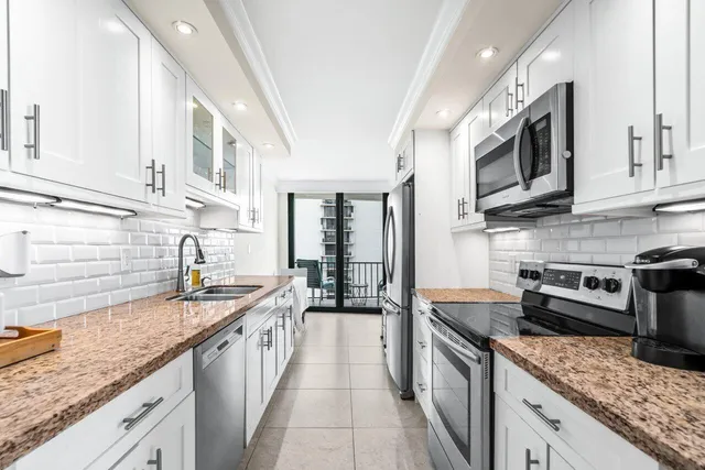 $5,700 | 4200 North Ocean Drive, Unit 1705, Singer Island, FL 33404