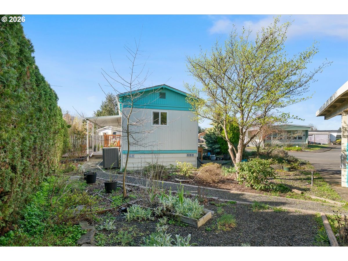 1418 Pine Street, Unit 7 Silverton, OR 97381 - Photo 24 of 27 a backyard of a house with lots of green space