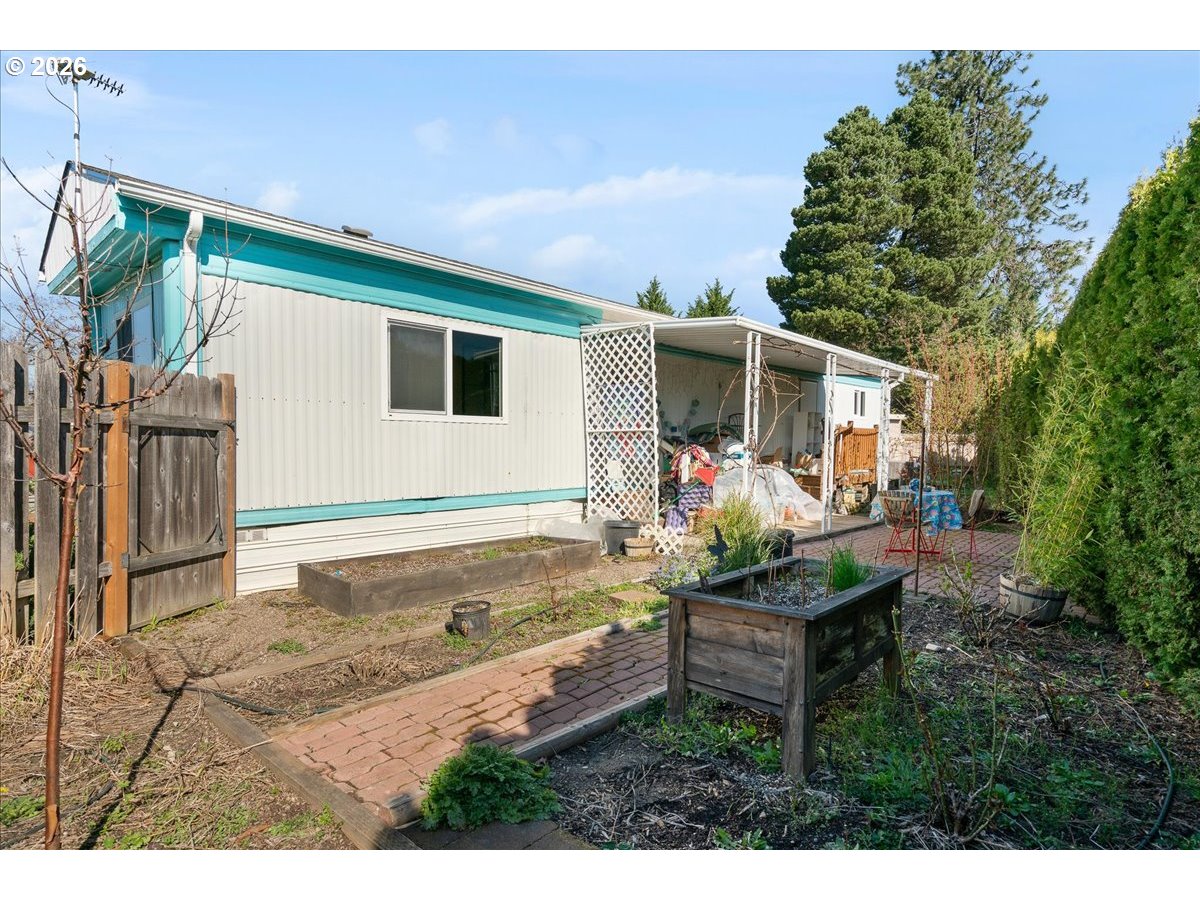 1418 Pine Street, Unit 7 Silverton, OR 97381 - Photo 25 of 27 a view of backyard of the house